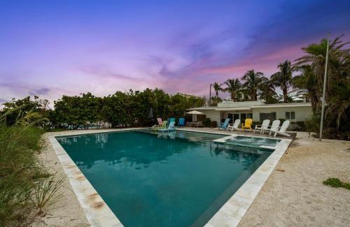 Holmes Beach Casa | Beachfront Bungalow