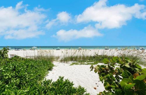 Holmes Beach Casa | Beachfront Bungalow