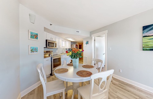 Wrightsville Beach Condominio | Beachfront condo with on-site pool, ocean view, & private balcony