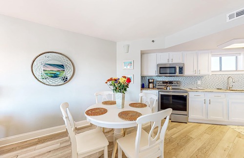 Wrightsville Beach Condominio | Beachfront condo with on-site pool, ocean view, & private balcony