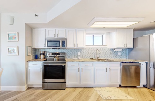Wrightsville Beach Condominio | Beachfront condo with on-site pool, ocean view, & private balcony