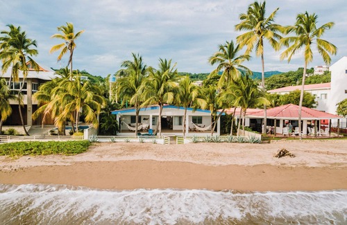 San Juan del Sur Casa | Beachfront Charming 4-bedroom house with WiFi and AC. 5 minutes to the town!