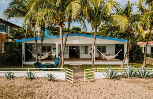 San Juan del Sur Casa | Beachfront Charming 4-bedroom house with WiFi and AC. 5 minutes to the town!