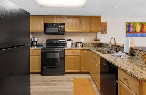 Sunnyside Condominio | Beachfront Charm Meets Lake Life + Free Tickets: Dolphin Cruise & More!