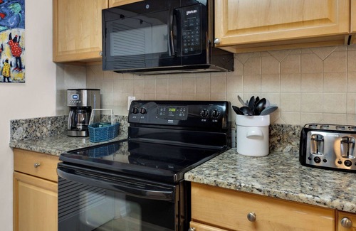 Sunnyside Condominio | Beachfront Charm Meets Lake Life + Free Tickets: Dolphin Cruise & More!