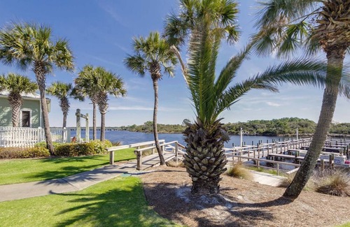 Sunnyside Condominio | Beachfront Charm Meets Lake Life + Free Tickets: Dolphin Cruise & More!