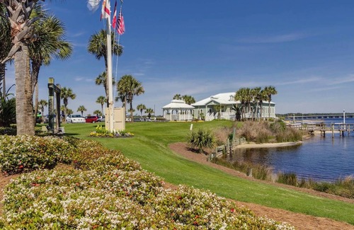 Sunnyside Condominio | Beachfront Charm Meets Lake Life + Free Tickets: Dolphin Cruise & More!