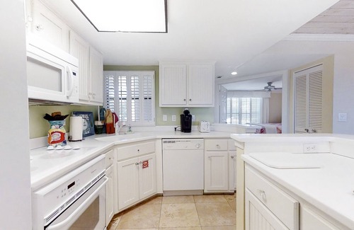 Amelia City Condominio | Beachfront condo with outdoor pool, patio & washer/dryer - dog-friendly