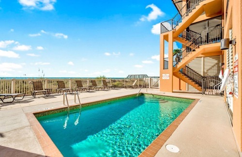 Bradenton Beach Condominio | Beachfront condo with gorgeous view of the gulf.