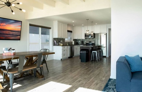 Seal Beach Condominio | Beachfront Condo | Location | Endless Views | Surf