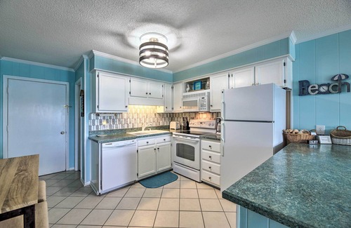 Morehead City Condominio | Beachfront Condo w/ Boardwalk & Pool Access!
