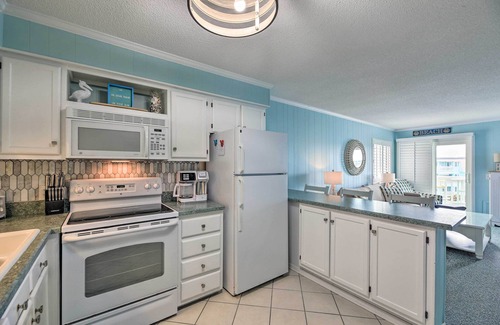 Morehead City Condominio | Beachfront Condo w/ Boardwalk & Pool Access!
