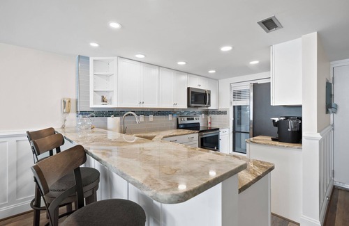 Northeast Virginia Beach Condominio | Beachfront Condo on the Boardwalk with Ocean Views