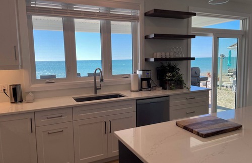 Ashfield-Colborne-Wawanosh Cabaña | Beachfront Cottage in Amberley, Newly built!
