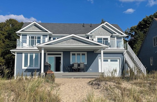 Ashfield-Colborne-Wawanosh Cabaña | Beachfront Cottage in Amberley, Newly built!