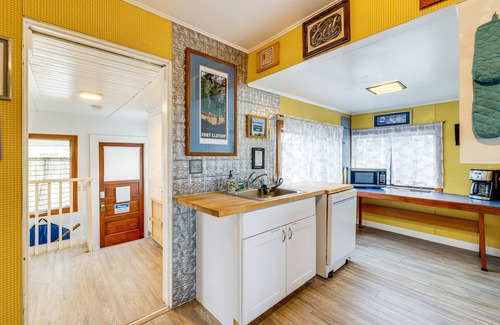 Seaside Cabaña | Beachfront Cottage on Seaside Promenade w/ Hot Tub