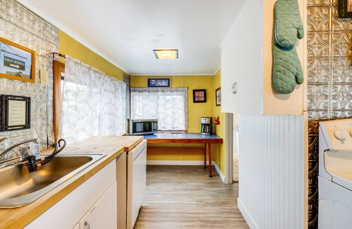 Seaside Cabaña | Beachfront Cottage on Seaside Promenade w/ Hot Tub