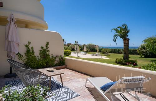 Nikki Beach Apartamento | Beachfront Elviria II,Sea views, lovely terrace and pool