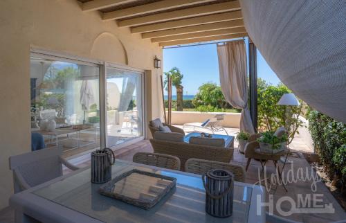 Nikki Beach Apartamento | Beachfront Elviria II,Sea views, lovely terrace and pool