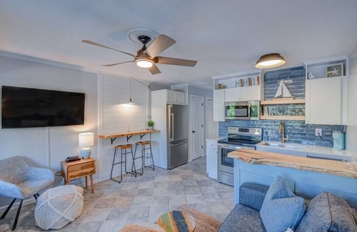 Hilton Head Island Condominio | Beachfront Escape w Balcony+Pool