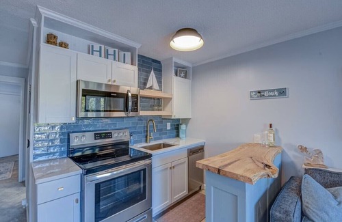 Hilton Head Island Condominio | Beachfront Escape w Balcony+Pool