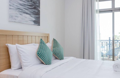 Jumeira 3 Casa | Beachfront Escape: Sunset & Kite Views