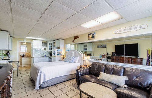 Panama City Beach Condominio | Beachfront Escape | Pool, Decks and Jacuzzi Tub