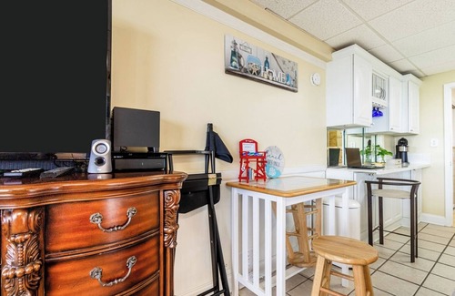 Panama City Beach Condominio | Beachfront Escape | Pool, Decks and Jacuzzi Tub