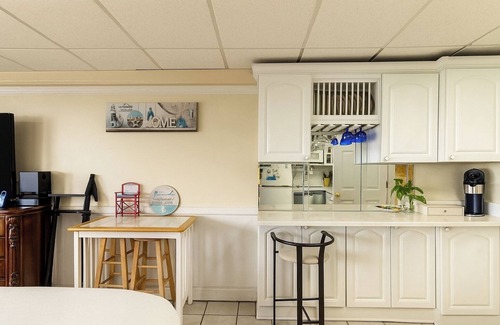 Panama City Beach Condominio | Beachfront Escape | Pool, Decks and Jacuzzi Tub