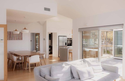 Roches Beach Casa | Beachfront Estate with Tennis Court