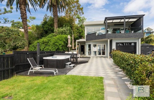 Bayswater Casa | Beachfront Executive Home in Bayswater