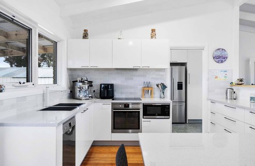 Lauderdale Casa | Beachfront Getaway with Modern Amenities & Comfort.