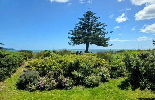Waikanae Casa | Beachfront Getaway - Waikanae Beach Holiday Home