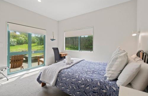 Waikanae Casa | Beachfront Getaway - Waikanae Beach Holiday Home