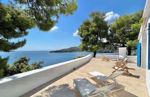 Katsarou Villa | Villa griega frente al mar en Skiathos con playa de arena semi privada