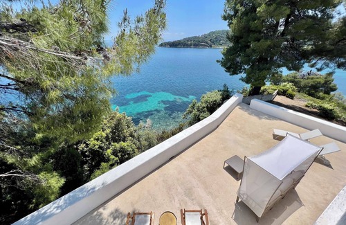 Katsarou Villa | Villa griega frente al mar en Skiathos con playa de arena semi privada