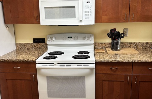 Holmes Beach Condominio | Beachfront Gulf Views 2BR 2BA with pool and elevator -just steps to the beach