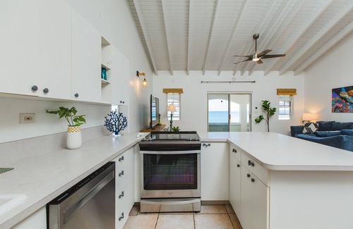 Estate Prosperity West Casa | Beachfront Home with Screened-In Porch - Near Downtown - Auto On Generator