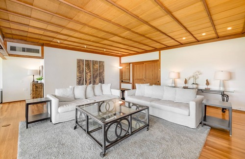 Eastern Honolulu Casa | Beachfront home with private hot tub, game room, beach views, grill, lanai