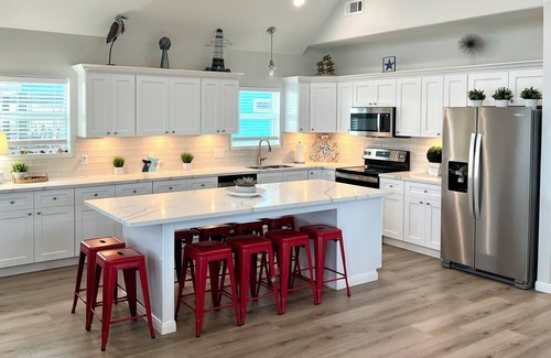 Port Bolivar Casa | BEACHFRONT-HOTTUB- 5br-4ba, amazing deck, grill & chill, hoops, kids’ loft, pets