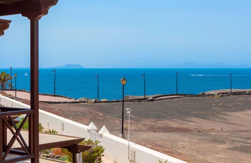 Playa Blanca Casa | ! PROMO 10-21/9! Seafront house, unobstructed view of Fuerteventura, swimming pool
