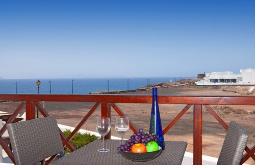 Playa Blanca Casa | ! PROMO 10-21/9! Seafront house, unobstructed view of Fuerteventura, swimming pool