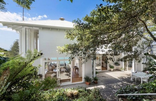 Sydney Casa | Beachfront house with direct access to Whale Beach!