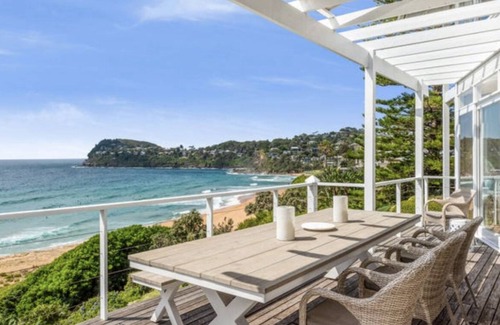 Sydney Casa | Beachfront house with direct access to Whale Beach!