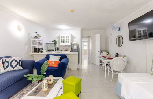 Runaway Bay Apartamento | Beachfront I Pool I Wi-Fi I A/C I King Bed I Near Ocho Rios I Onsite Restaurant