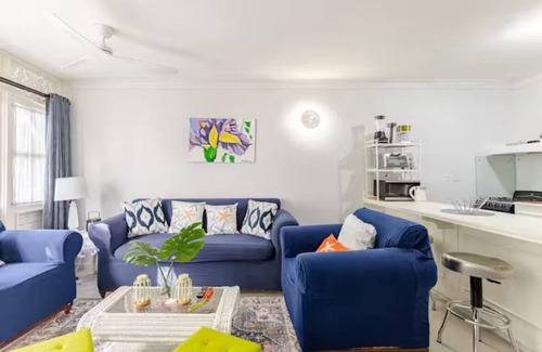 Runaway Bay Apartamento | Beachfront I Pool I Wi-Fi I A/C I King Bed I Near Ocho Rios I Onsite Restaurant