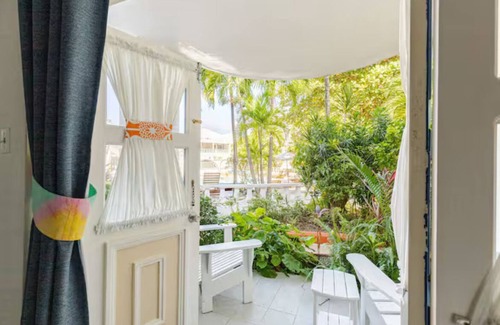 Runaway Bay Apartamento | Beachfront I Pool I Wi-Fi I A/C I King Bed I Near Ocho Rios I Onsite Restaurant