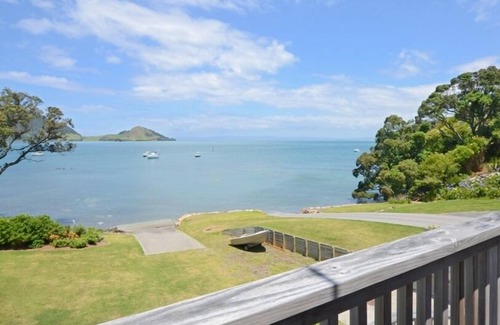 Whangarei Heads Casa | Frente a la playa en una tranquila bahía idílica.