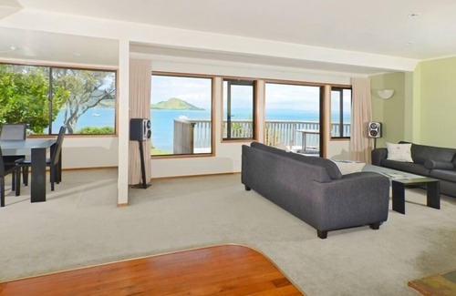 Whangarei Heads Casa | Frente a la playa en una tranquila bahía idílica.