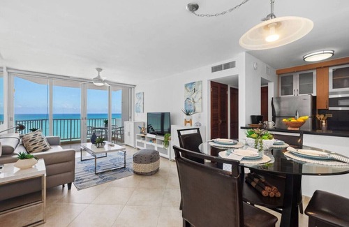 Isla Verde Condominio | Beachfront King Bed Washer/D Walk Everywhere